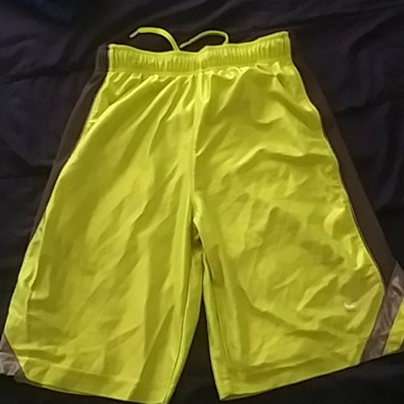 Im selling some cloths that dont fit me anymore. - Picture 4 of 9